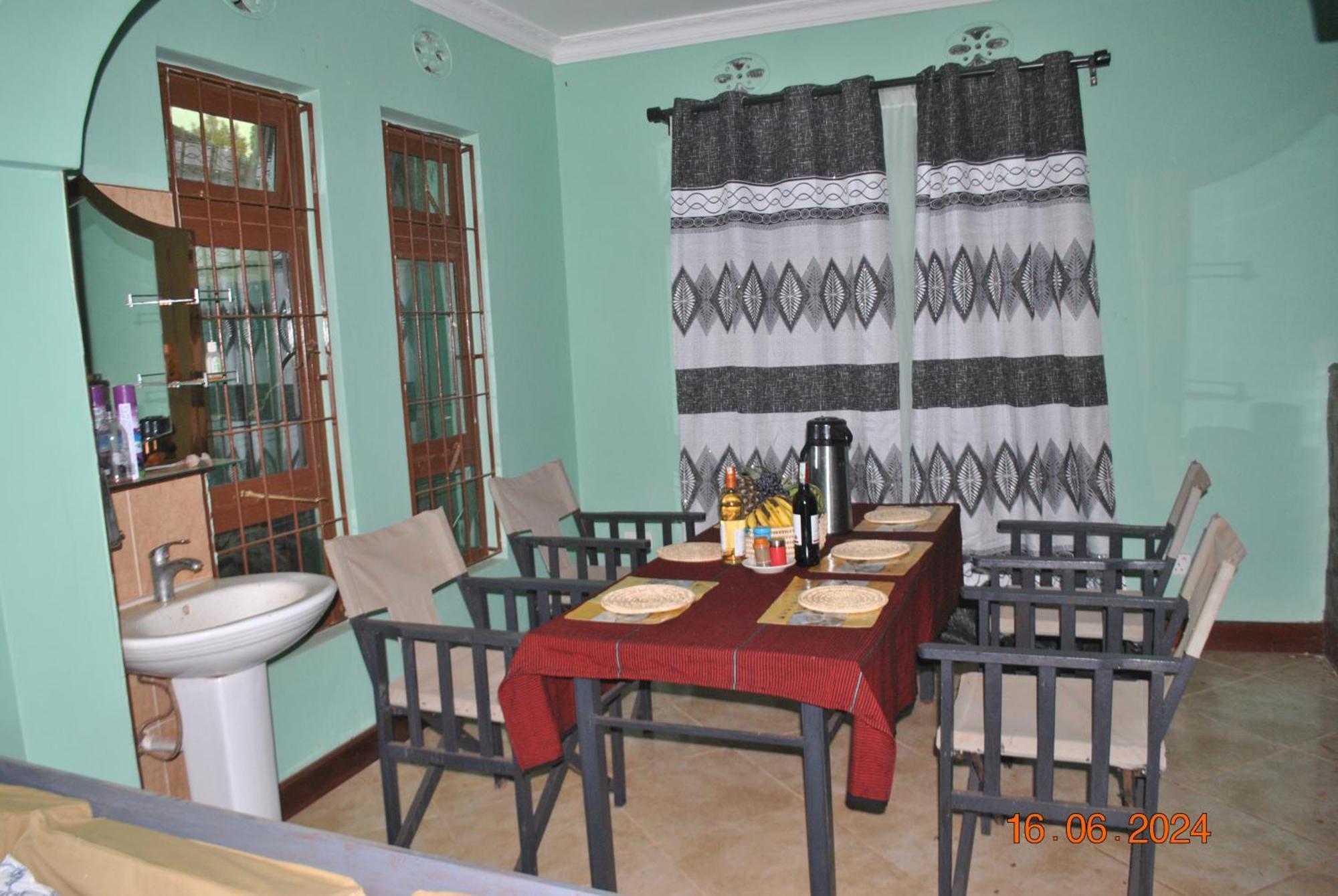 Ngorongoro Villa And Restaurant Карату Экстерьер фото